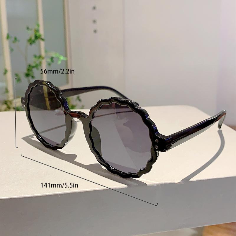 Fashion Round Sunglasses Women Trendy Vintage Flower Shaped Rim Gradient Sun Glasses  New Brand Design Stylish Shades