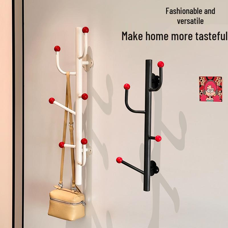 Nástěnný vertikální organizér na oblečení a klobouky.