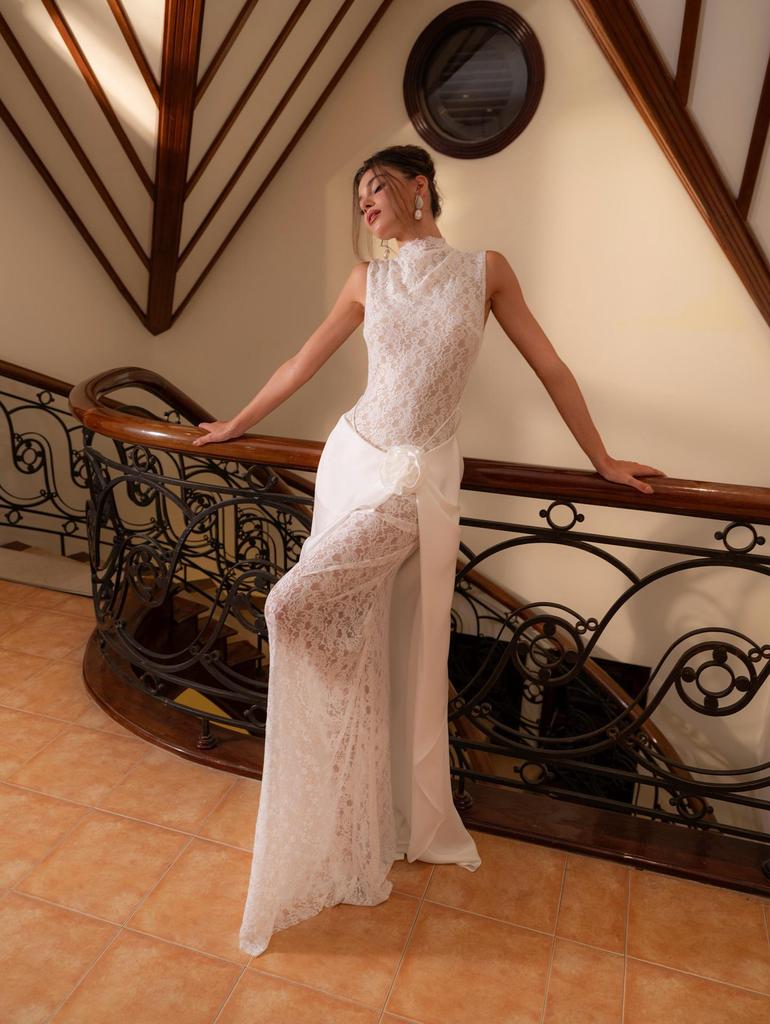 Elegant White Floral Lace Sleeveless Evening Gown