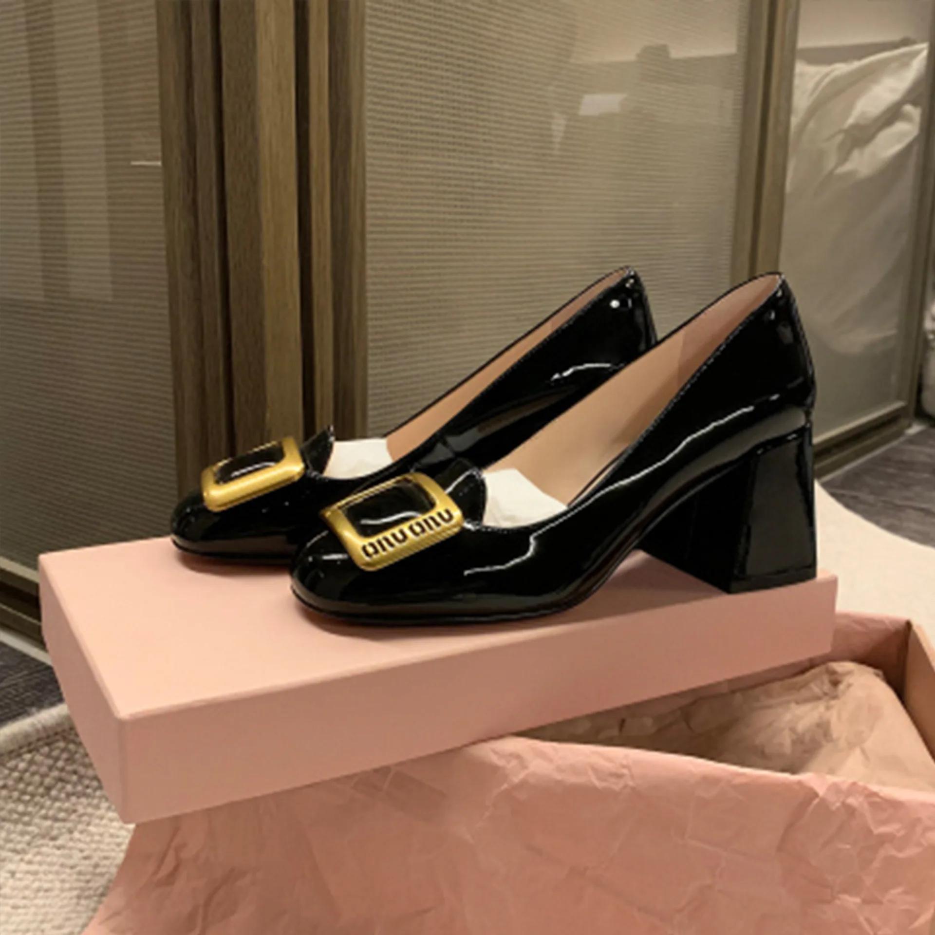 

Модні жіночі туфлі на підборах 2025 Нова весна Французькі з круглим носком, квадратна пряжка, дрібний виріз, товстий середній підбор 38