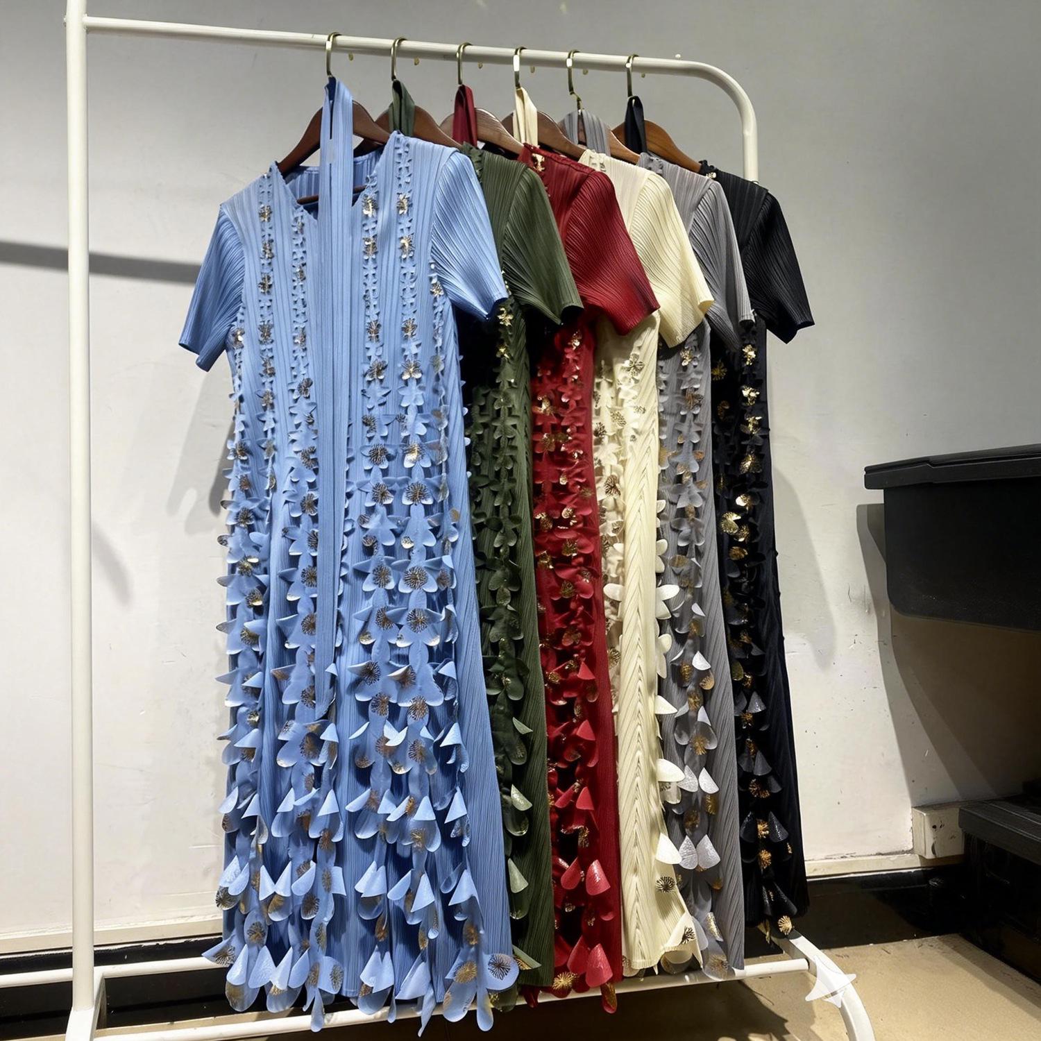 

Miyake A-Line Summer Dress: New Design with 3D Flower, Loose Tie-Waist, Mid-Length Skirt for a Slimming Look. One Size красный