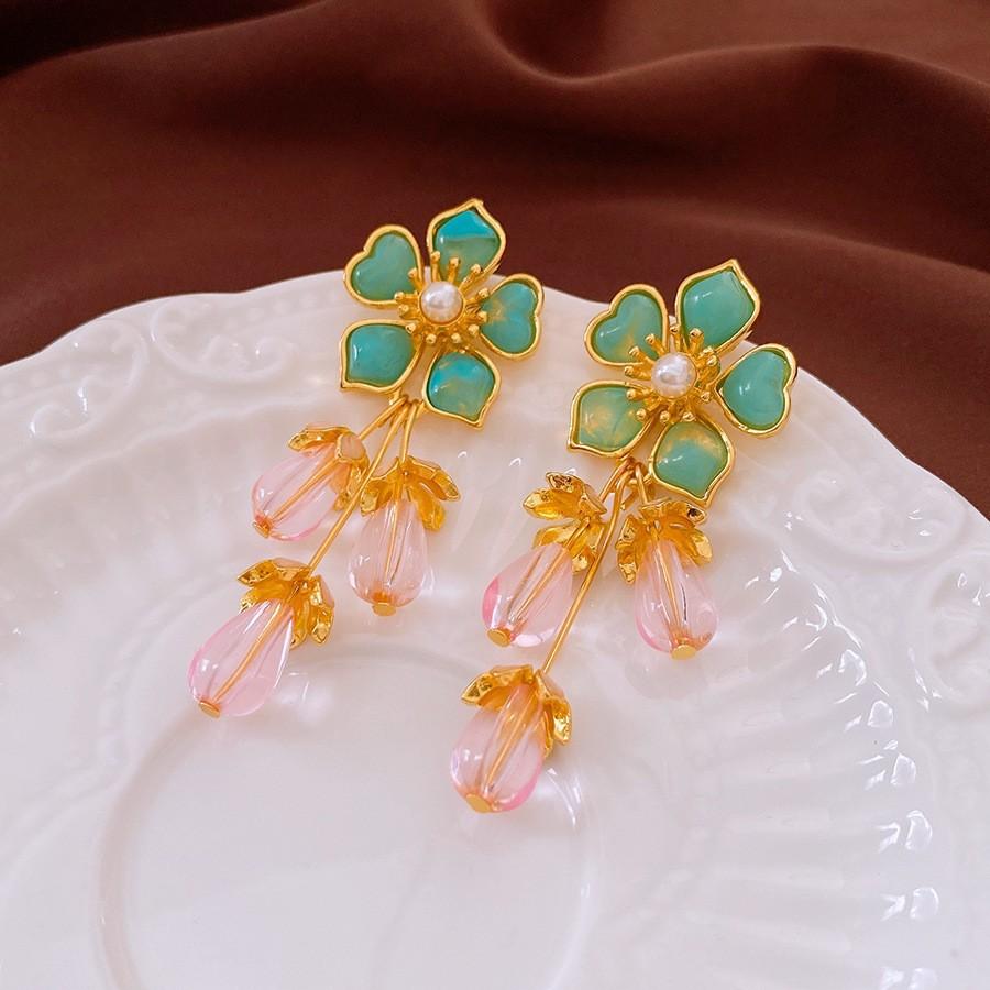 Medieval Silver Needle with Diamonds, Dripping Oil, Flower Pearl Earrings, Temperament, Court Style Stud Earrings, Light Luxury and High-end Earrings.