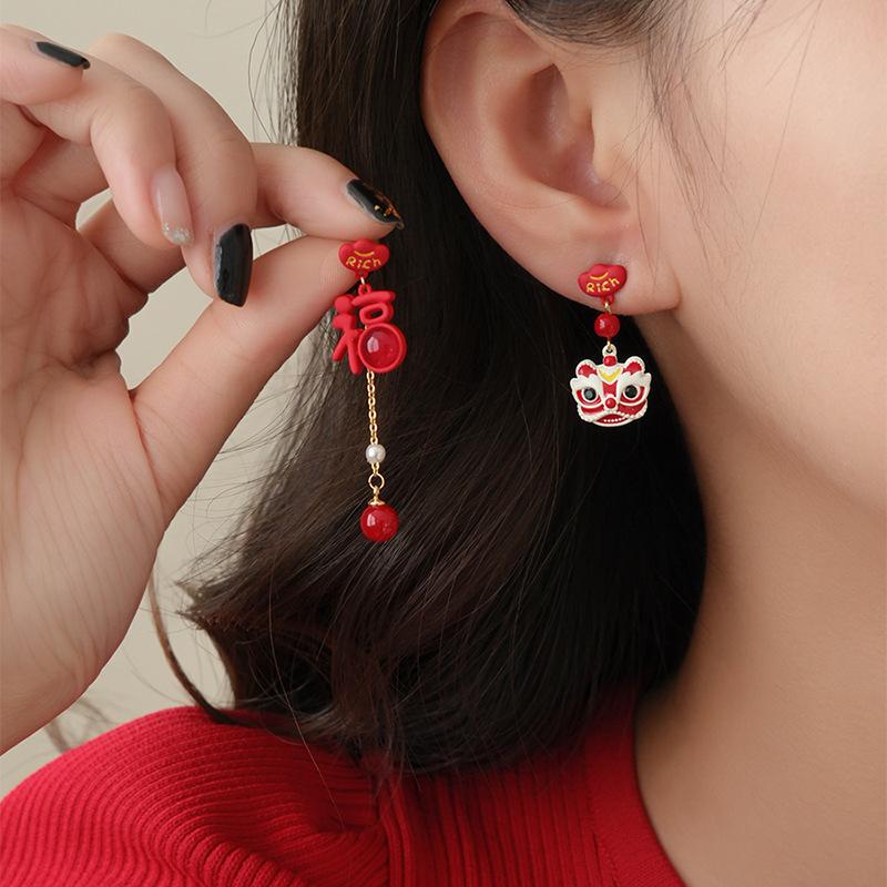 

Asymmetrical oil dripping lion blessing character fringed earrings personalized creative earrings Guochao New Year earrings