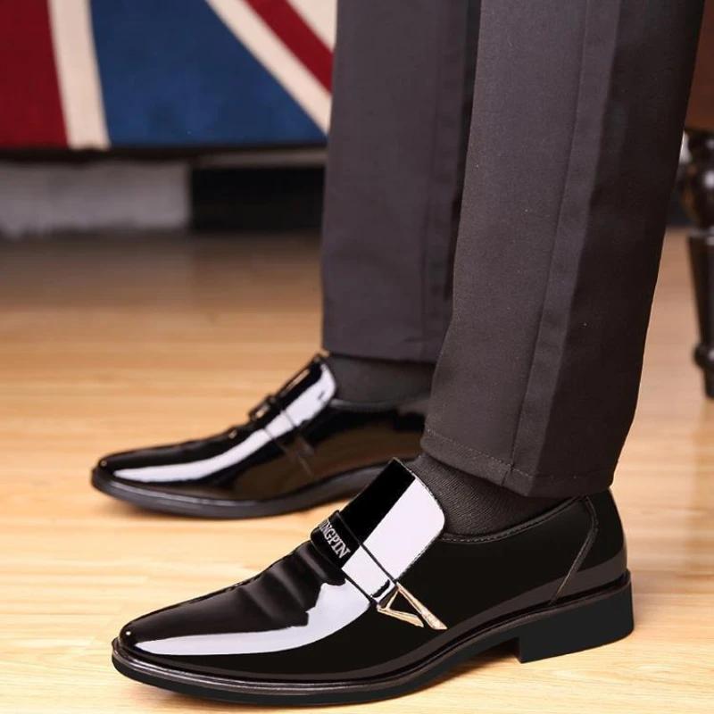 Neue Herren Lederschuhe Herbst Koreanischer Stil Mode Lässig Vielseitig Einzelne Schuhe Glänzendes Lackleder Business Herrenschuhe 2025