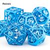 7-teiliges blau-weißes rotierendes Zyklon-Metallwürfel-Set aus hohlen Metall-Polyeder-Würfeln, geeignet für Rollenspiele, RPG-Brettspiele, Kartenspiele