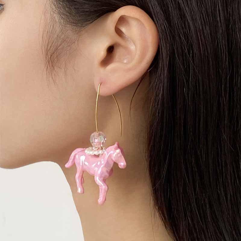עגילים תלויים סוס קטן סטריאוסקופיים מוגזמים לנשים יצירתיות עגילים חמודים של חיות תכשיט קסם מתנת חג