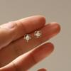 925 Sterling Silber Galvanisch Beschichtete 14K Gold Ohrringe für Damen Französische Imitation Opal Zirkonia Blume Leichter Luxus Ohrringe