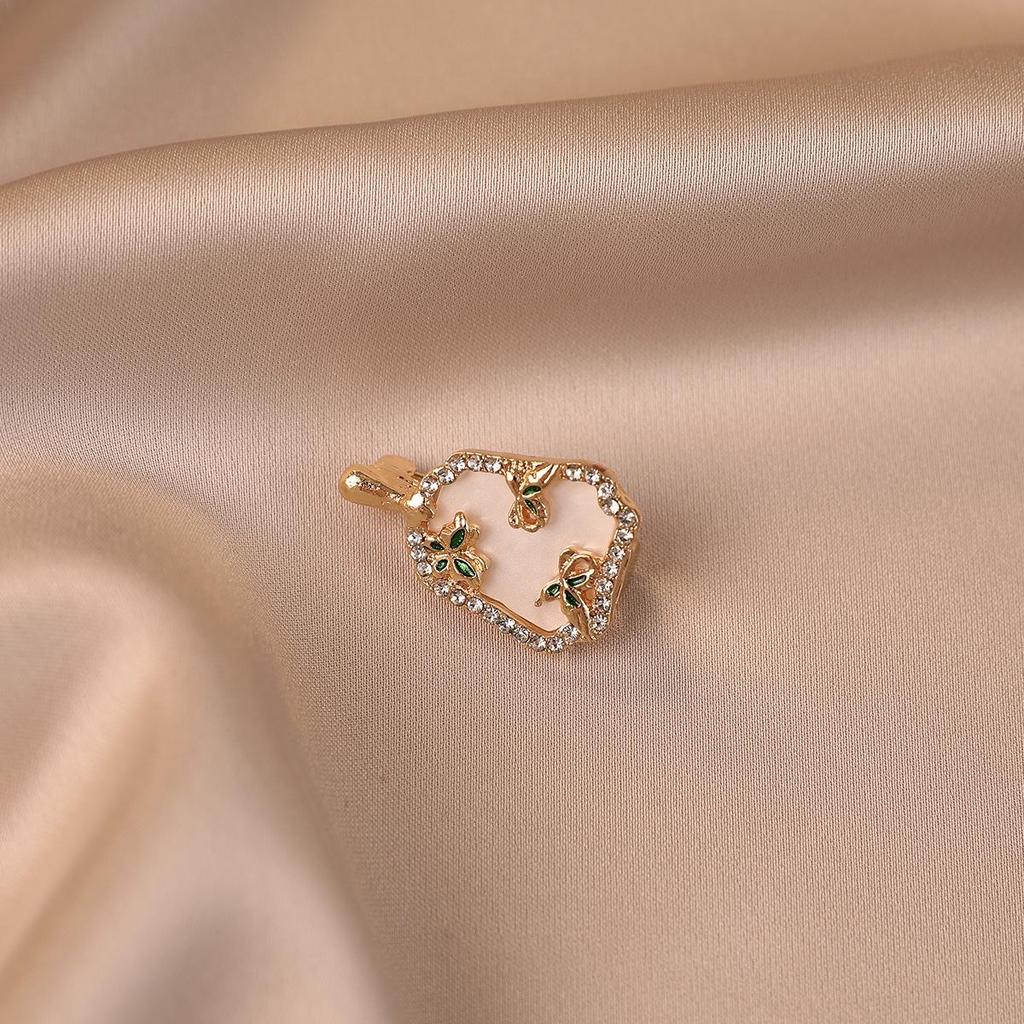 Elegant Butterfly Brooch: Luxurious Suit Accessory & Stylish Corsage for Women