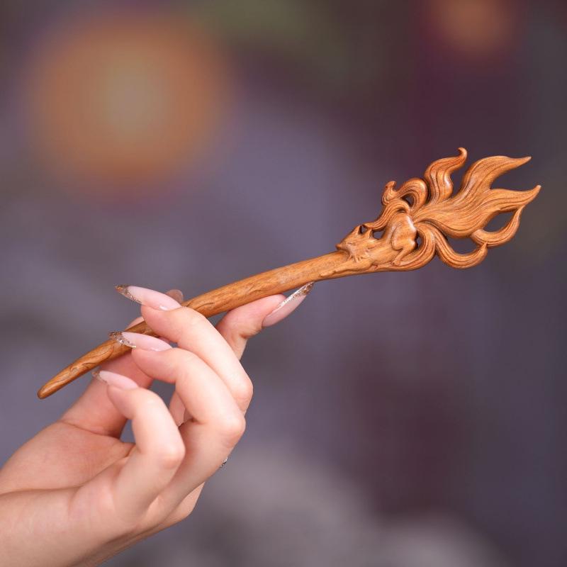 Élégante Broche à Cheveux en Santal Renard à Neuf Queues: Accessoire de chignon en bois sculpté double face style ancien exquis pour femmes