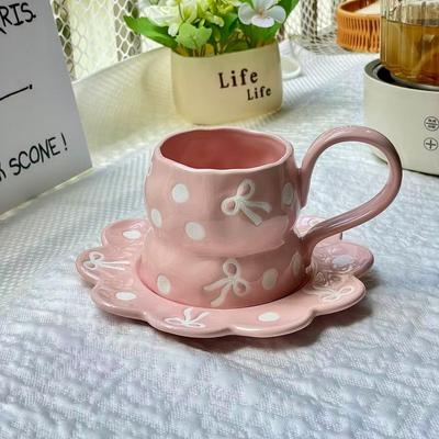 Handgepresste kreative Mädchenherz rosa Schleife Keramik Kaffeetasse und Untertasse Set unregelmäßig handbemalt niedlicher Becher