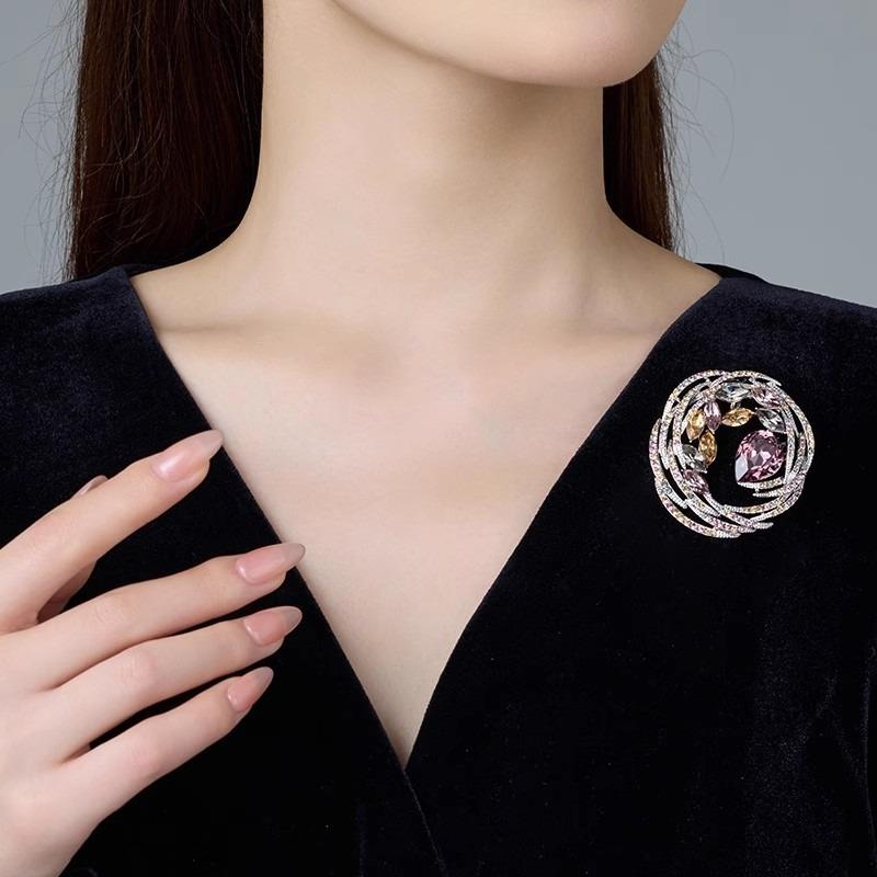 Retro Colorful Spiral Brooch, High-end Women's Luxurious and Elegant Bird's Nest Brooch, Simple and Fashionable Anti-glare Pin