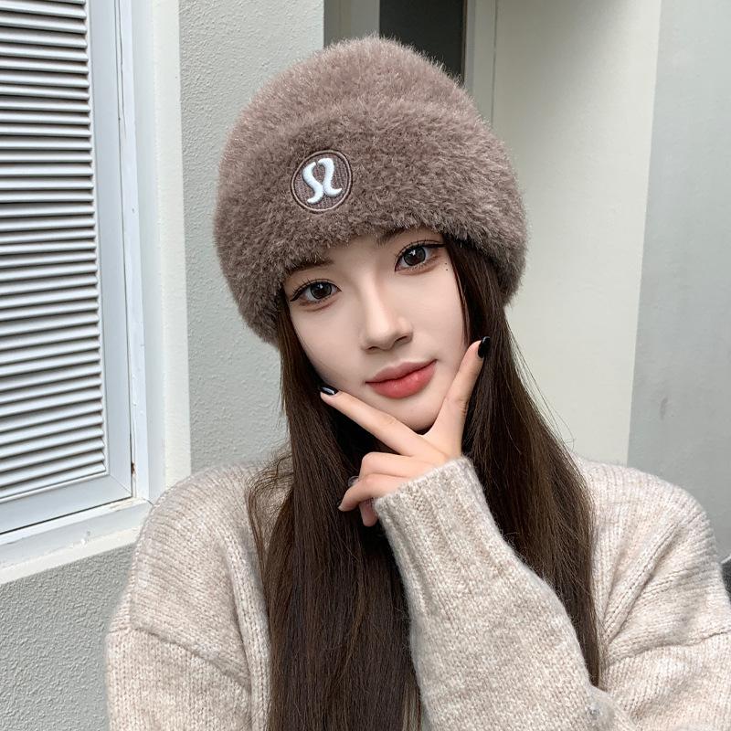 Herbst- und Wintermütze Damen Alphabet gesticktes Etikett Plüsch Winter Thermomütze modisch vielseitig Kältemütze