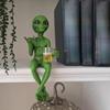 Funny Alien Statue Drinking Beer Alien Sculpture Resin Craft Novelty Desktop Decoration Bookshelf Office Desktop Garden Decor