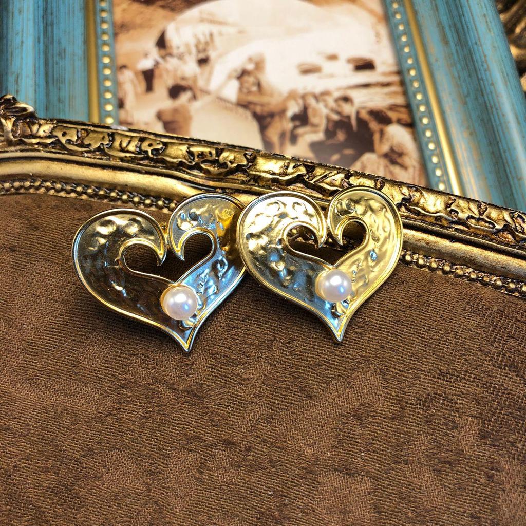 Vintage Gold Heart Stud Earrings: Retro, Versatile, and Simple