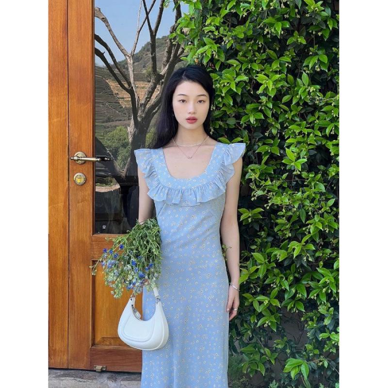 

Elegant French Retro Floral Midi Dress with Ruffled Skirt and Square Neckline - Summer Vacation Wear. Extra Large синій
