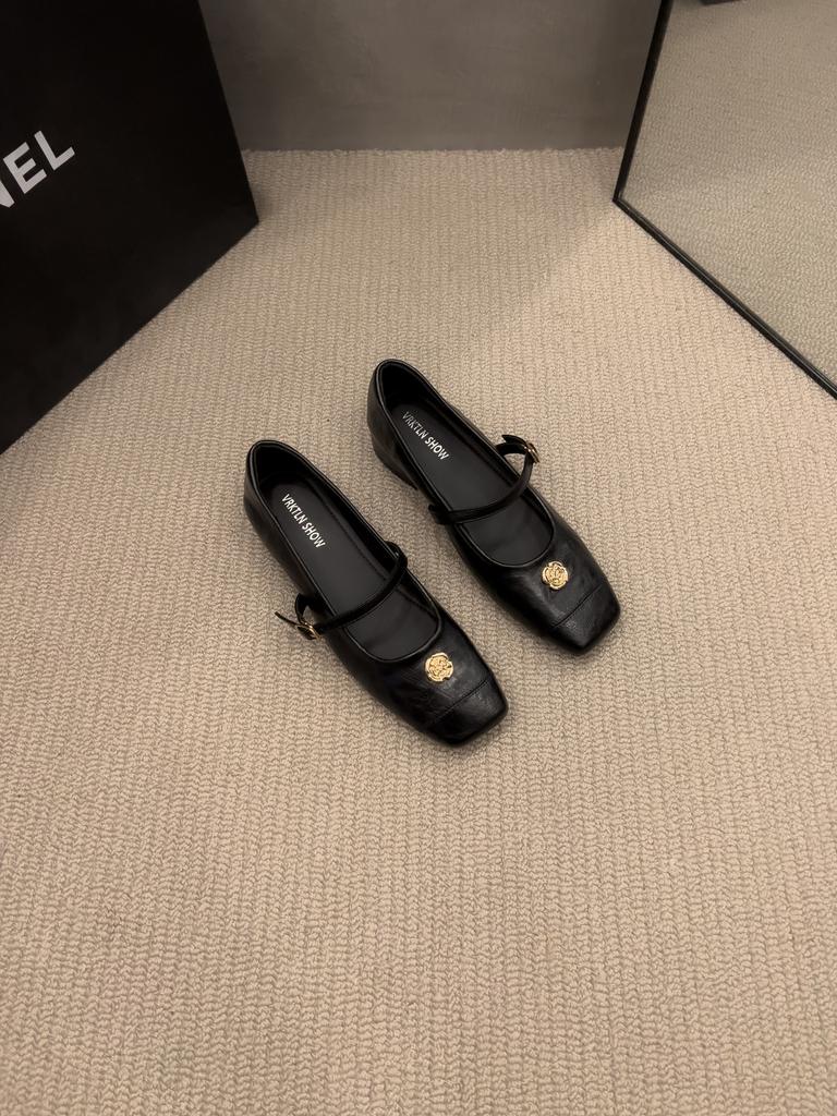 French Maternity Soft Leather Small Fragrant Square Head Female 2025 Autumn Model One-word Buckle Light Mouth Thick Heel Commuting Single Shoes Female