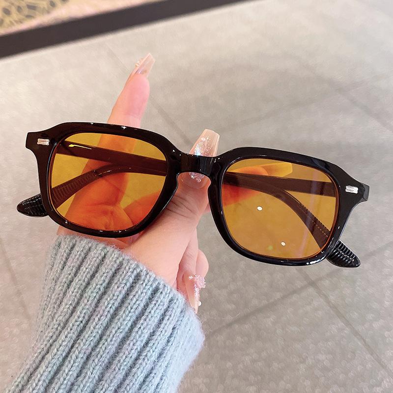 Korean Stylish Men Sunglasses Rivets Decoration Square Shape Sun Glasses for Women Holiday Travelling Sunglass for Women