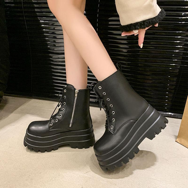 Koreanische Version von schwarzen Martin-Stiefeln aus weichem Leder mit erhöhter dicker Sohle, zeigen Beine, kleiner britischer Stil, gehobenes Gefühl, neue rutschfeste Kurzstiefel