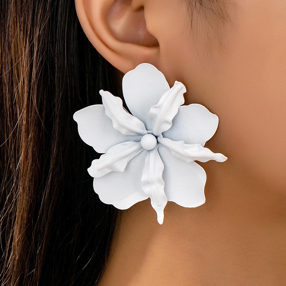 Шикарные объемные серьги-гвоздики с плиссировкой и цветочным принтом для стильных женщин белый