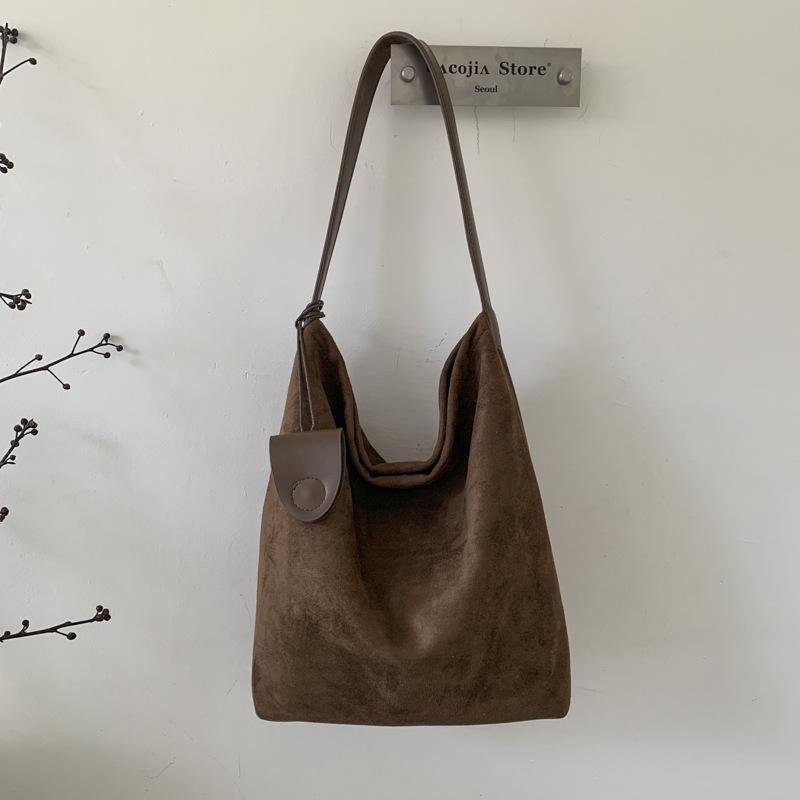 

High-value niche underarm bag women s 2025 new fashionable large-capacity shoulder bag casual and fashionable commuter tote bag