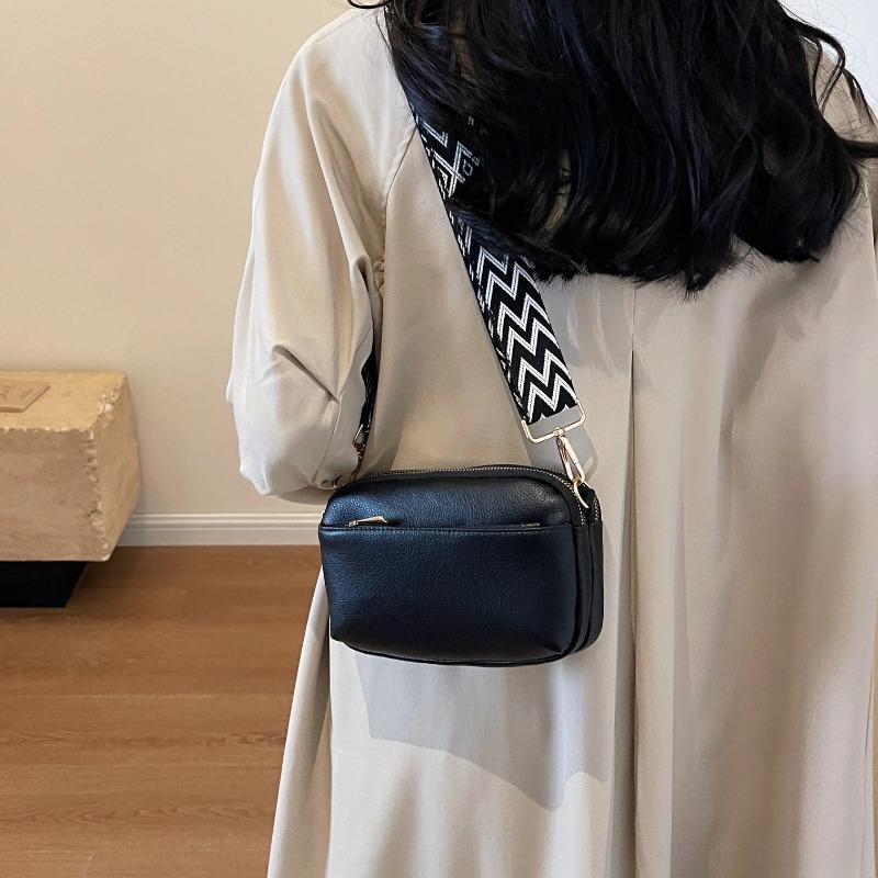 Chic Vegan Crossbody Bag Minimalist & Fashion-Forward PU Shoulder Bag for Women Simple and Versatile Small Square Bag