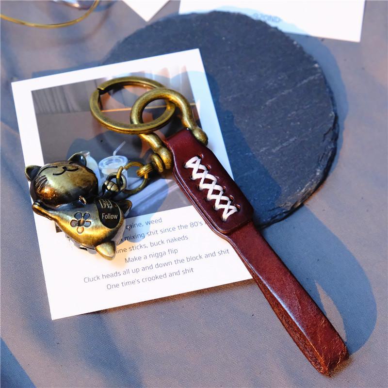 

Брелок-подвеска в виде котенка ручной работы из коровьей кожи и сплава