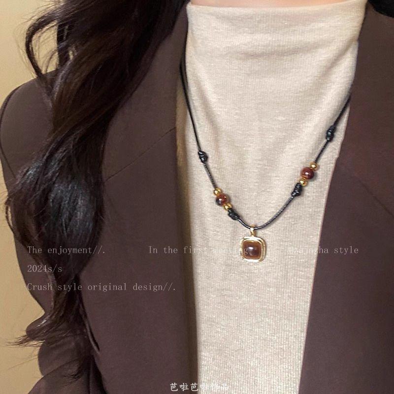 Vintage Double-Layer Stone Sun Pendant Necklace Jewelry for Women Fashionable Vintage Style with Two Layers of Natural Stones