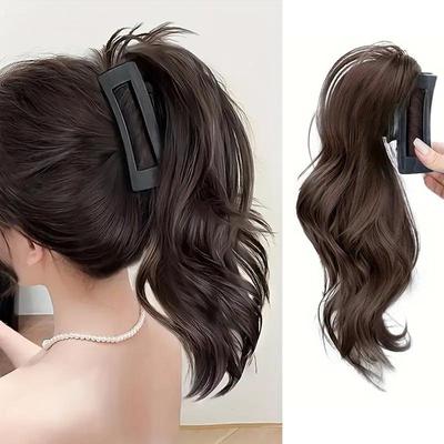 Eine Pferdeschwanzperücke mit einer Klauenklammer und einem Pferdeschwanzzopf aus synthetischem Griff. Der Pferdeschwanz ist elegant und natürlich und für den täglichen Gebrauch geeignet.