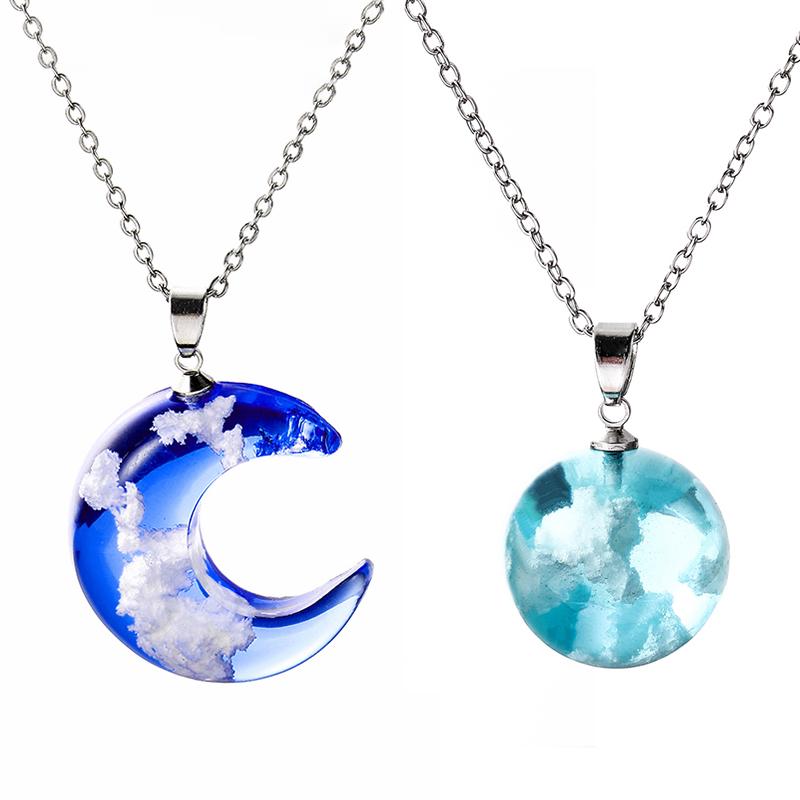 Żywiczny wisiorek z księżycem i kulą, niebieskie niebo, biały naszyjnik z chmurami, biżuteria