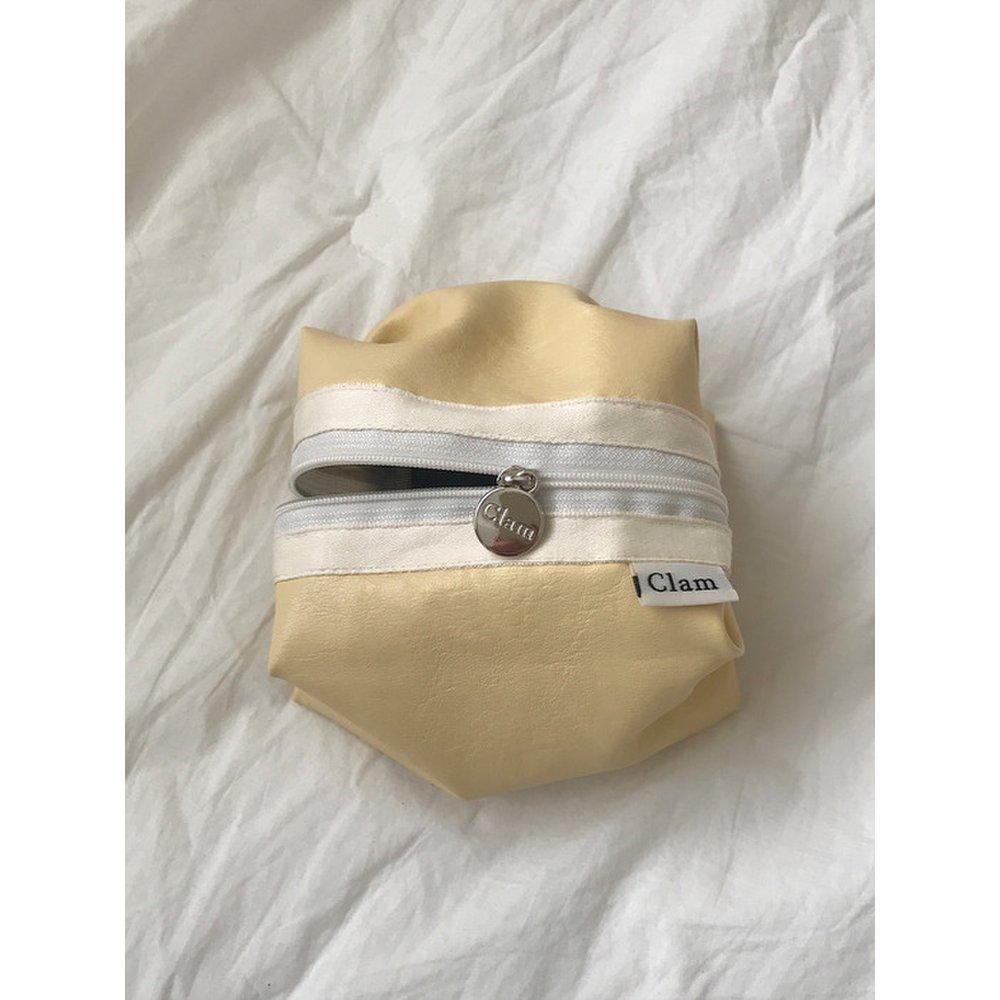Clam Round Pouch _ Leather Lemon Cream