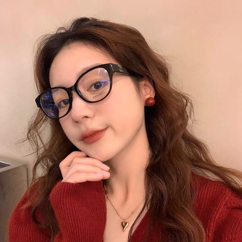 Wine red pearl mosquito coil disc ear clips, no ear piercings, painless earrings, simple and fashionable commuter temperament stud earrings