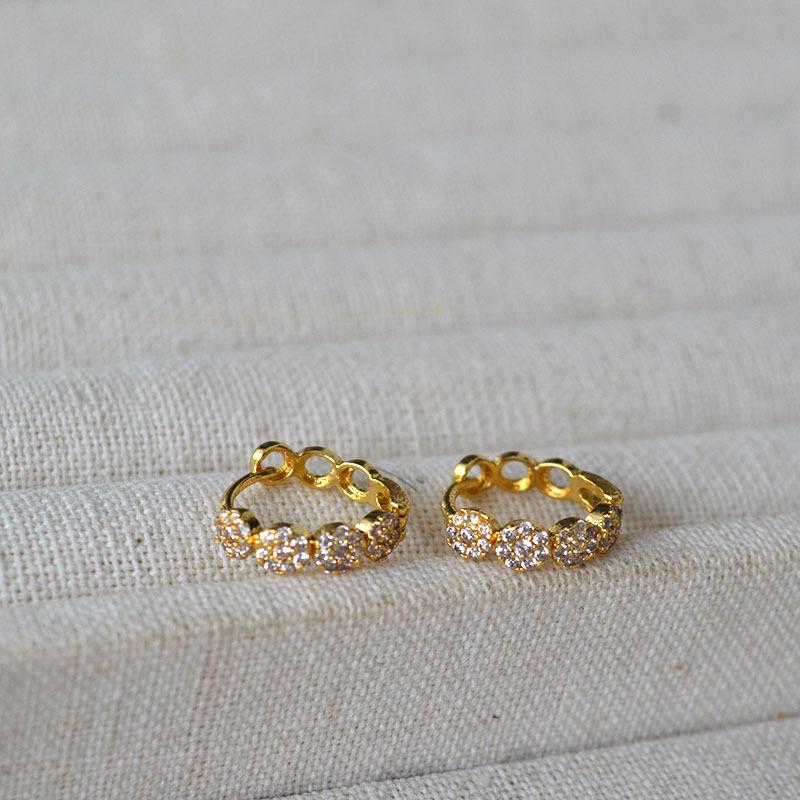 Exquisite Minimalistische Zirkon Diamant Ohrringe - Französisches Design, Kleine Hohle Runde Ohrbügel für Damen