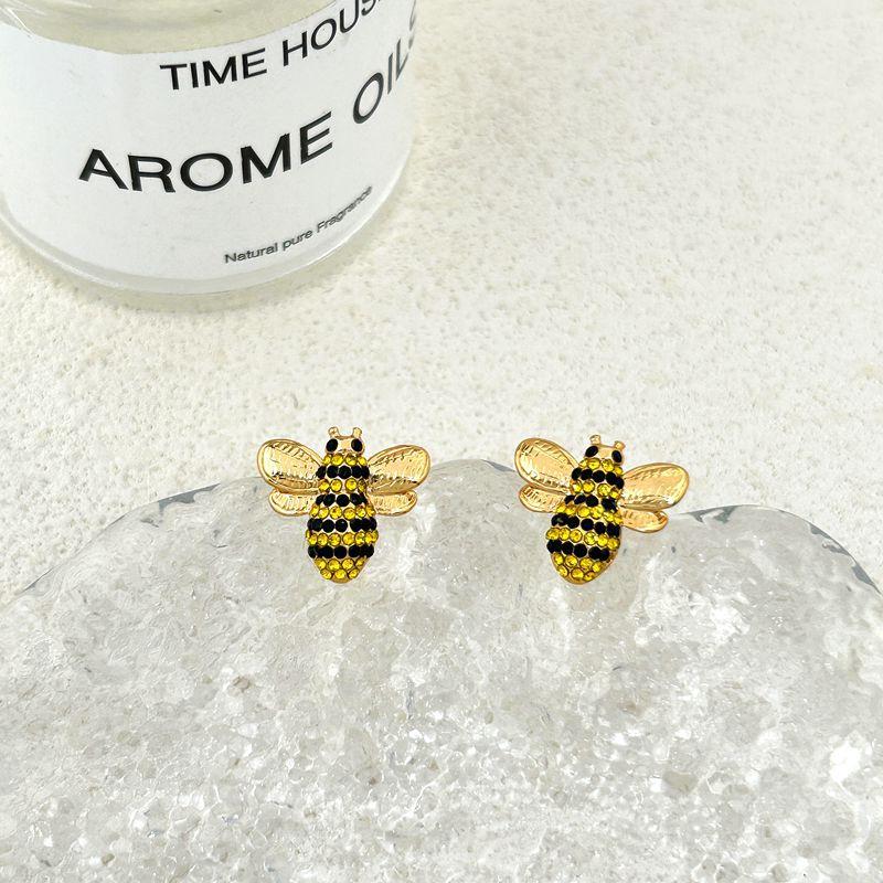 

Cute Little Bee Fashion Versatile Temperament Stud Earrings золотий