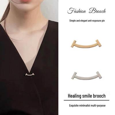 Japanese Cute Minimalist Smiling Face Brooch: Elegant Women's Anti-Exposure Neckline Pin