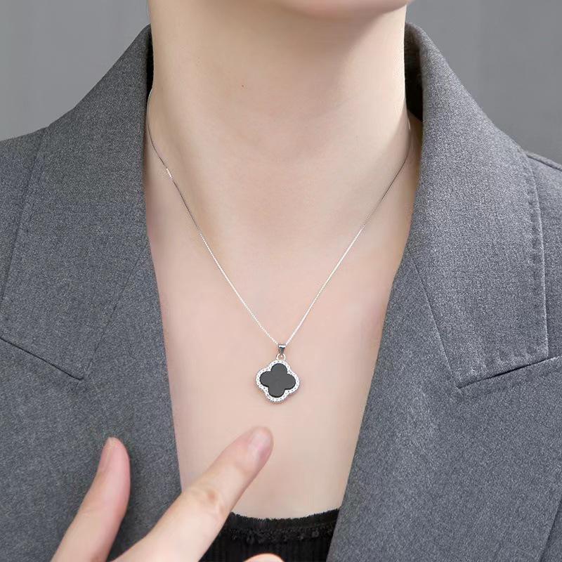 Elegant Four-Leaf Clover Clavicle Pendant Necklace for Women