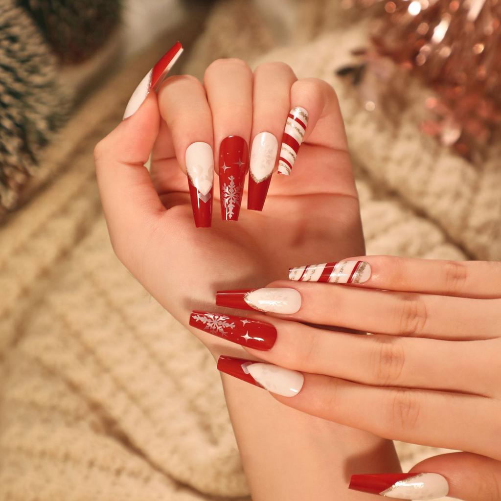 24 Stück Weihnachtskleidung Rüstung Schneeflocke Liebe Schneemann Maniküre Kurze Mandel Schleife Europäisch und Amerikanisch Lange Nagelstücke