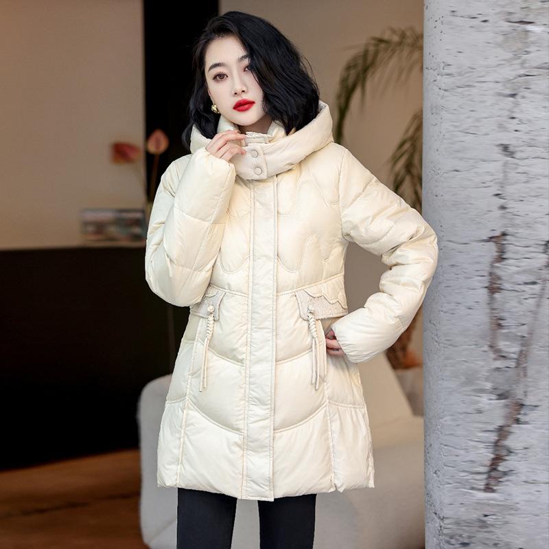 

Новая китайская пуховая куртка женская средней длины 2025 зимняя новая утепленная белая утиная пуховая куртка с капюшоном и пряжкой на талии M слоновая кость