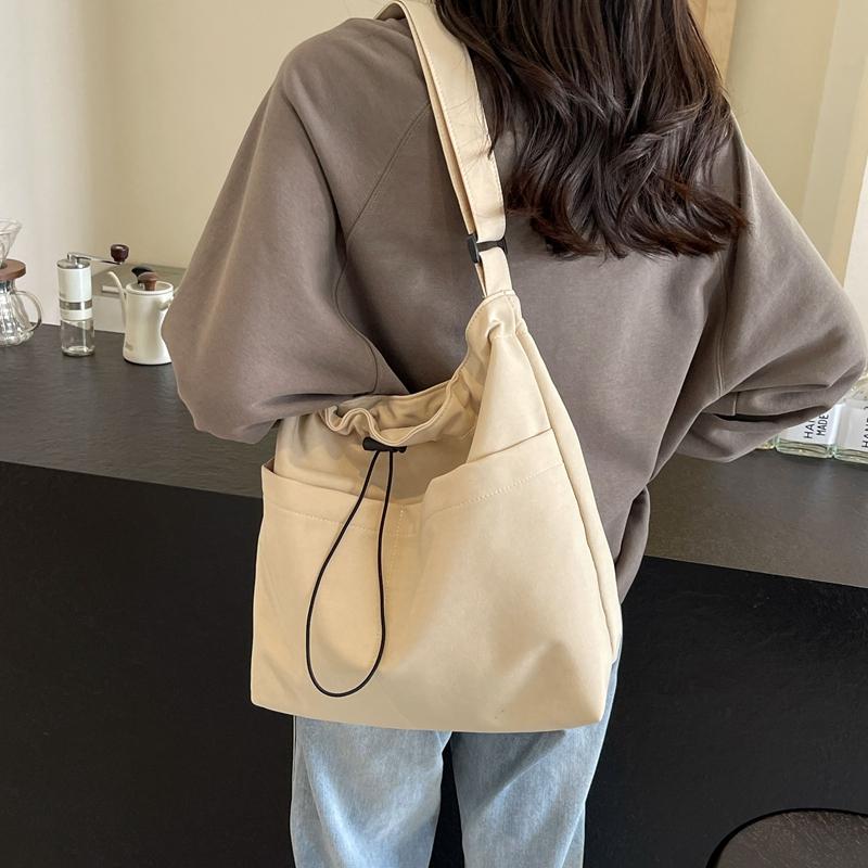 Женская однотонная сумка на плечо большой емкости — фото 21