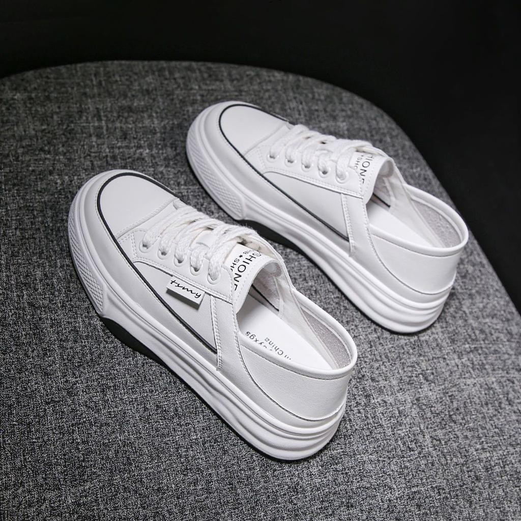 Two women wearing lazy little white shoes 2025 summer new versatile platform chic Korean board shoes Hong Kong style breathable casual shoes