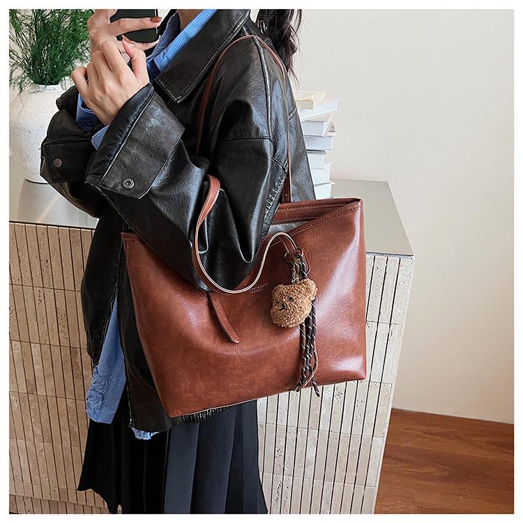 Women's Korean Fashion Large-Capacity Retro Tote Bag - Versatile and Stylish Underarm Accessory