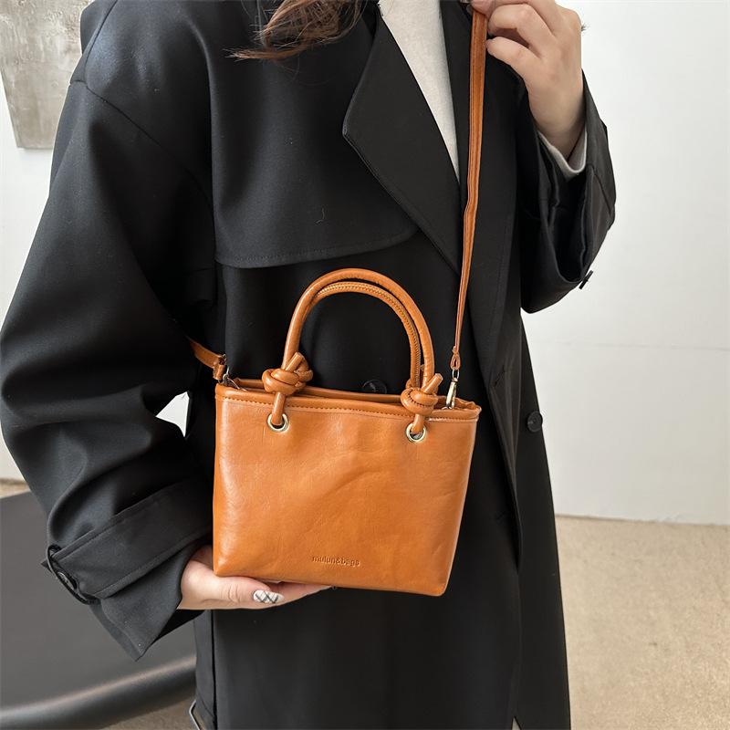 Commuting To Work Leisure Bag Women's Large Capacity 2025 New Autumn and Winter Retro Niche Shoulder Bag Simple Bucket Bag