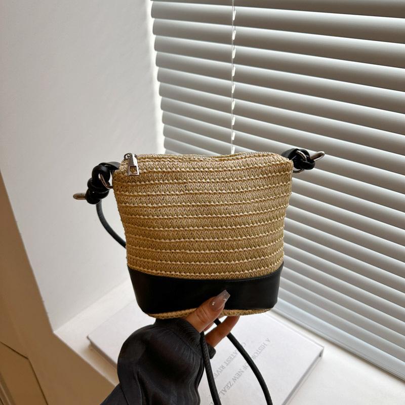 

Bohemian hand-woven straw bag women s summer new messenger bucket bag vacation beach bag чорний