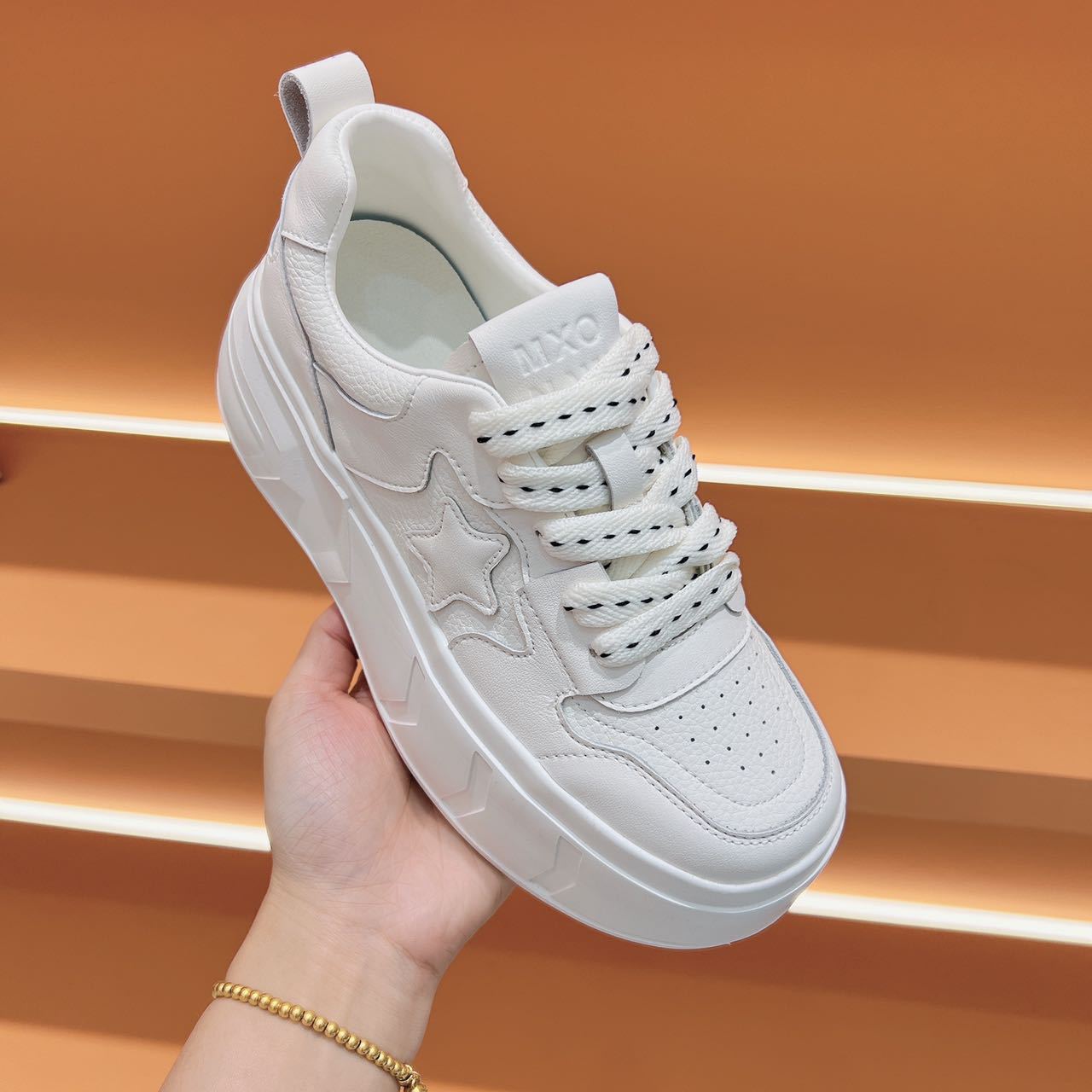 

Маленькие белые туфли женские туфли 2024 летние новые нишевые спортивные туфли для отдыха на толстой подошве одинарные туфли через сетку туфли на платформе 40