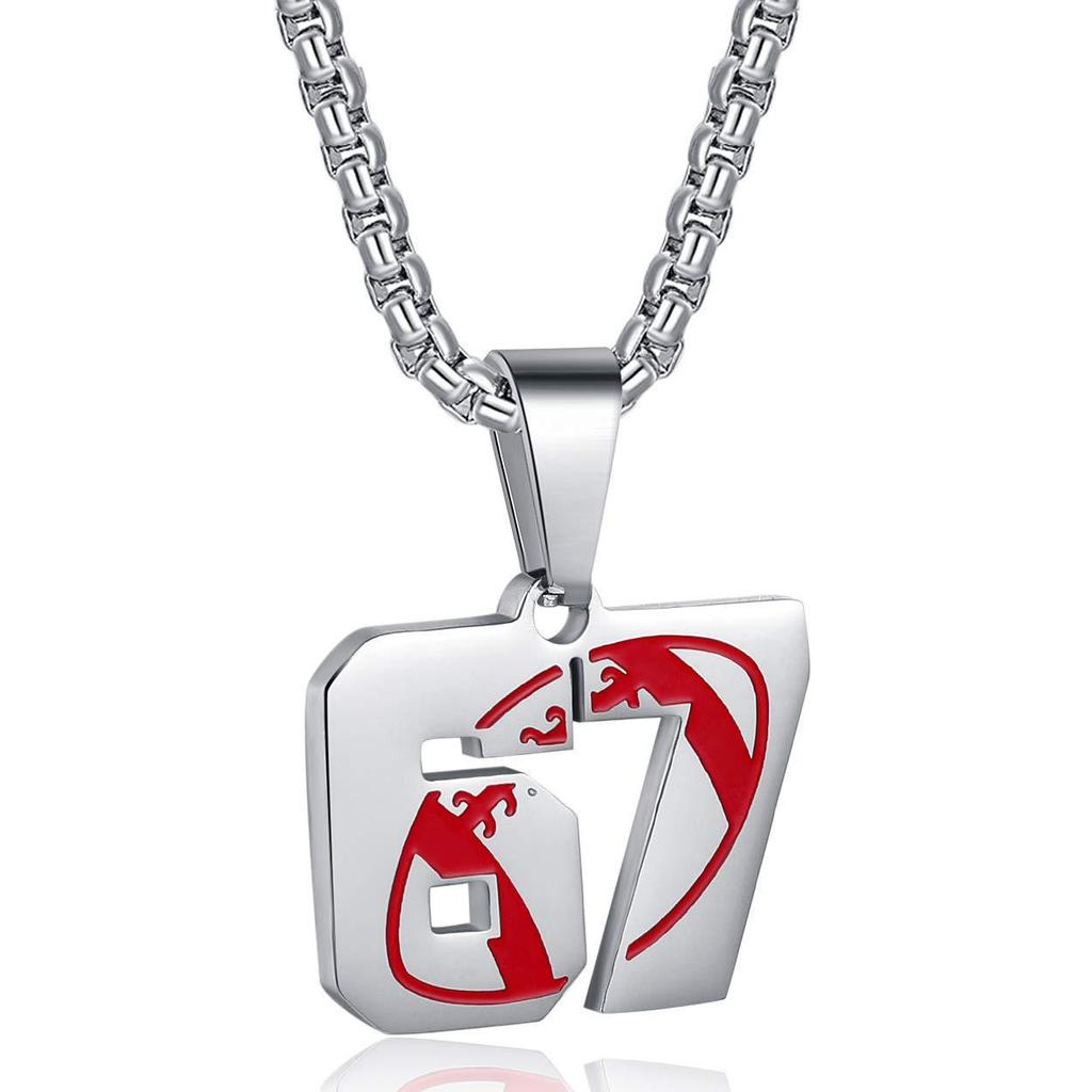 Collar con Colgante de Cruz 67 en Acero Inoxidable y Titanio con Números Árabes - Ideal para Aficionados al Béisbol, Fútbol y Rugby