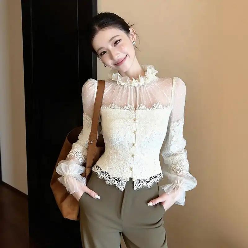 Damski jesienno-zimowy top z koronkowym patchworkiem na siateczkowej podstawie, styl 'Czyste Pragnienie', z falbankowym wykończeniem, unikalny, elegancki, z długim rękawem, do noszenia jako warstwa bazowa