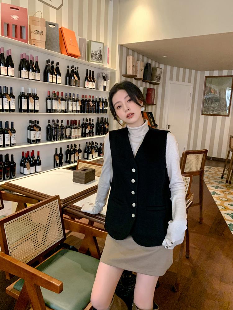 

2024 Women s Camel Wool V-Neck Vest - European Style, High-End, Thick Layered Versatile Design. L (125-145 jin) чорний