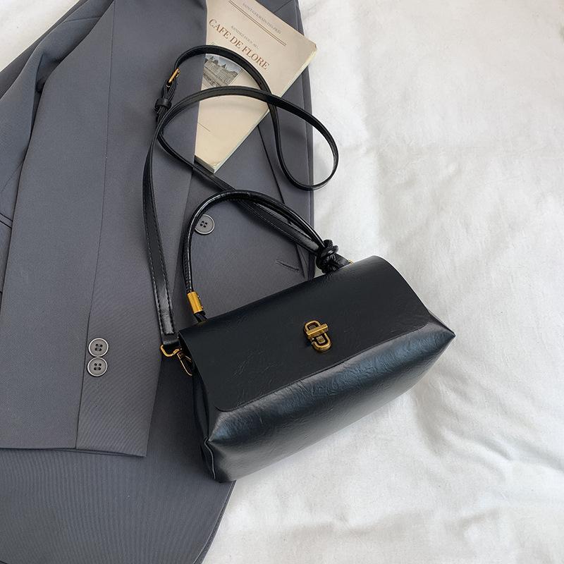 

Niche fashion oil wax leather handbag women s autumn new versatile casual soft leather shoulder messenger bag