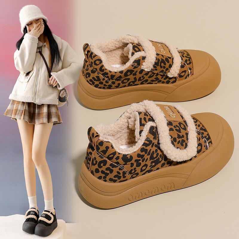 Winter 2026 New Velvet Genuine Leather Beanie Shoes Women Flat Large Size Women Casual Shoes Women Sneakers