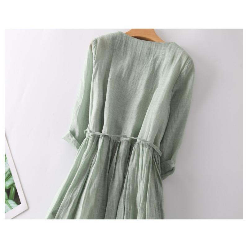 A Mid-length Dress with A Round Neck and Double LACES