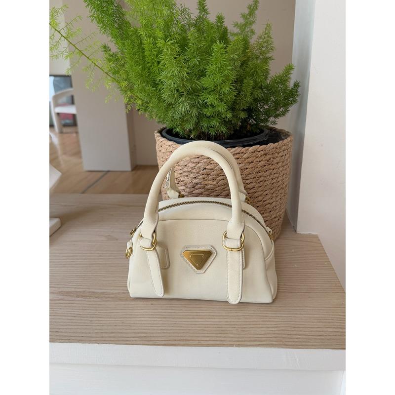 

Niche design bag women s new spring and summer versatile shoulder messenger bag premium texture portable bowling bag бежевый